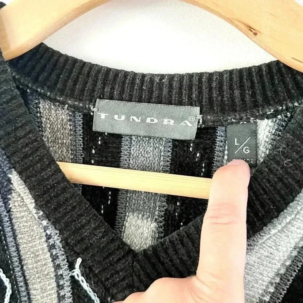 Tundra‎ Vintage Black & Gray Striped 3D Knit V- Neck Grandpa Sweater Size Large